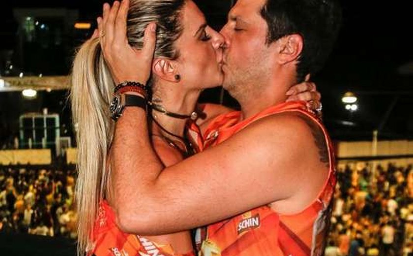 Carnaval: Mirella Santos troca beijos com o marido, Ceará, em Salvador