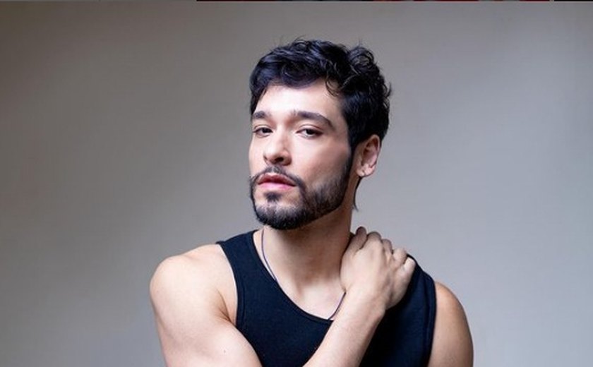 Bruno Fagundes revela que 'tentou ser hetero' e diz: 'Afundei em drogas'