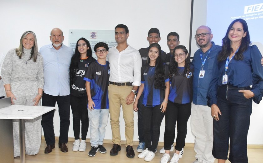 Lyra apresenta campeões nacionais em Robótica ao prefeito JHC