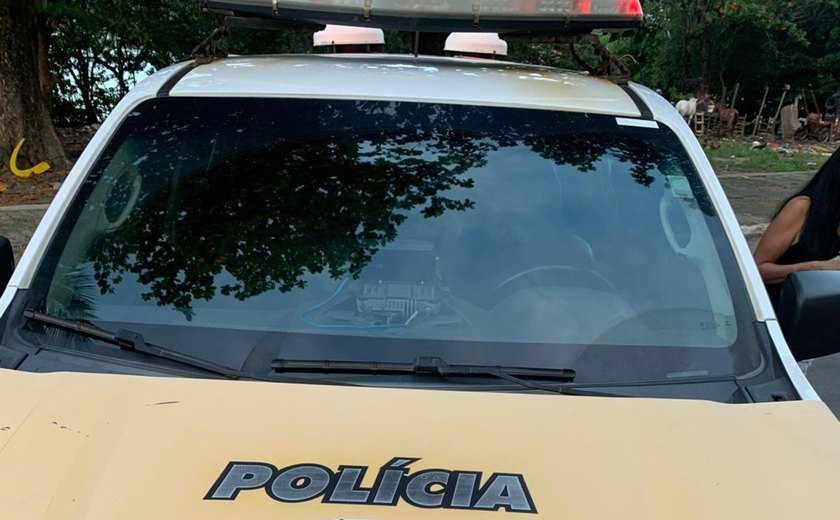 Batalhão de Trânsito flagra condutora armada durante blitz no Vergel do Lago