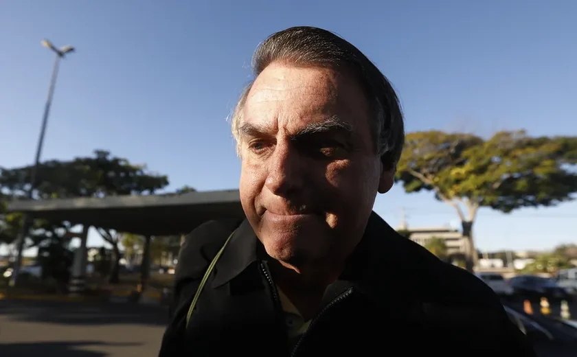 Jair Bolsonaro tem alta após três semanas internado em Brasília