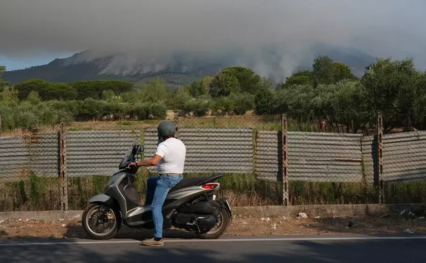 Itália mantém esforços para combater incêndio no vulcão Vesúvio