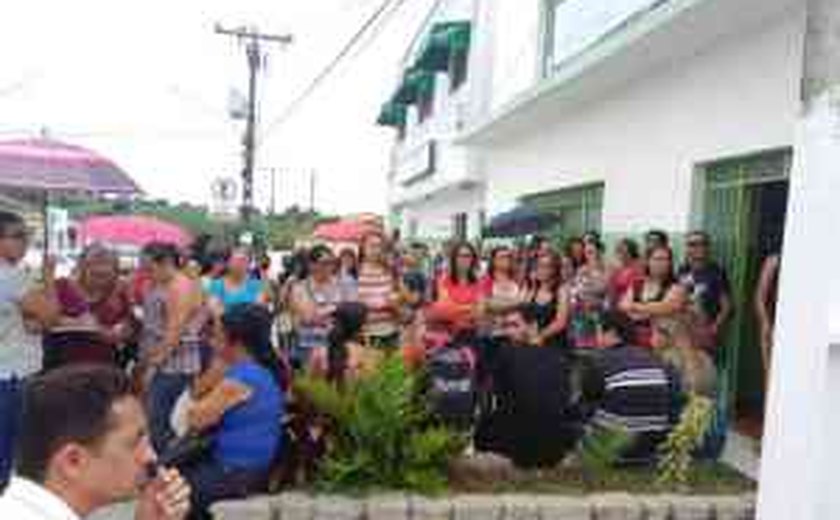 Professores da rede municipal ocupam pasta da Educação em Limoeiro de Anadia