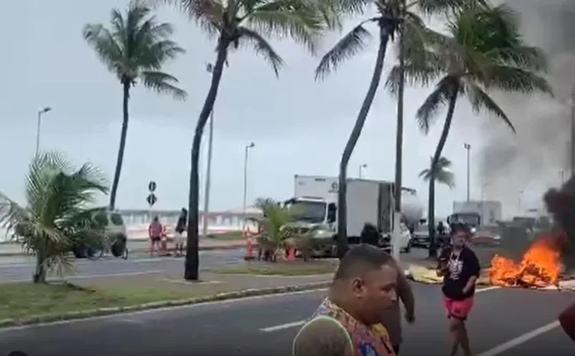 Moradores bloqueiam avenida em Maceió em protesto contra falta de energia elétrica