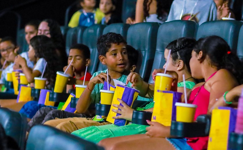 Prefeitura leva 500 crianças e adolescentes para sessão de cinema em Arapiraca