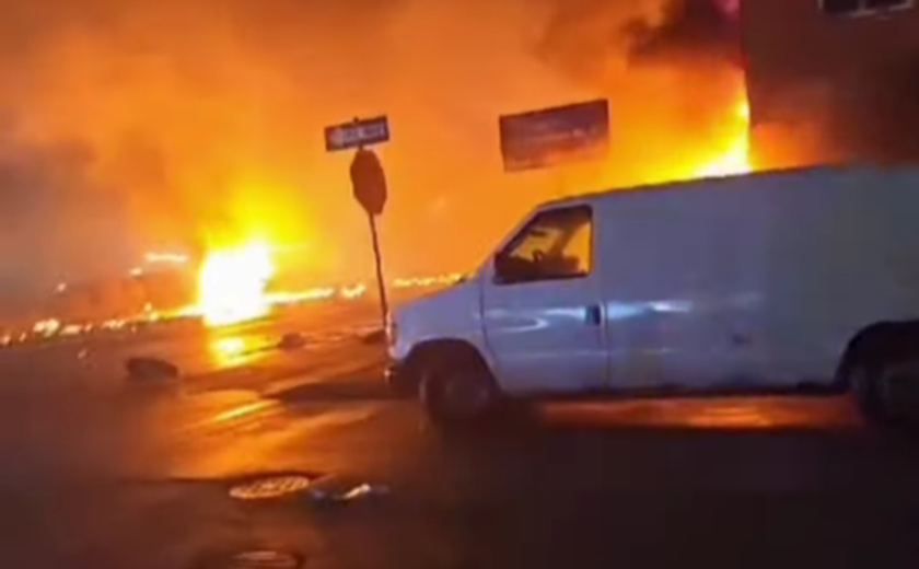 Avião de pequeno porte cai logo após decolar na Filadélfia e provoca incêndio em casas