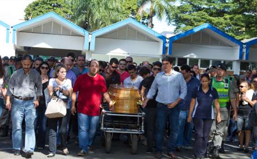 Cantor sertanejo Cristiano Araújo é enterrado em Goiás