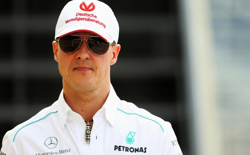Jornal diz que Schumacher voltou a andar; família nega e pede respeito