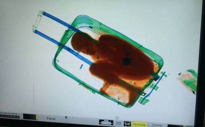 Menino de oito anos é encontrado dentro de mala em aeroporto na Espanha