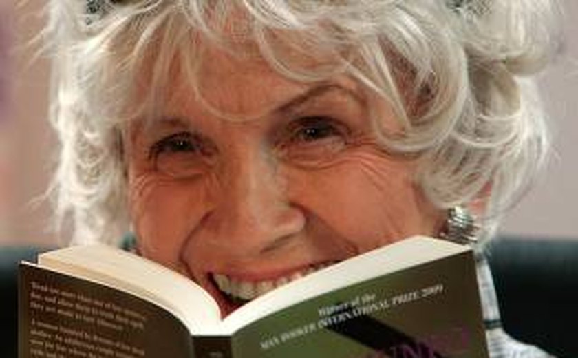 Nobel de Literatura Alice Munro teria acusado a filha de mentir sobre abuso sexual do padrasto, diz policial canadense