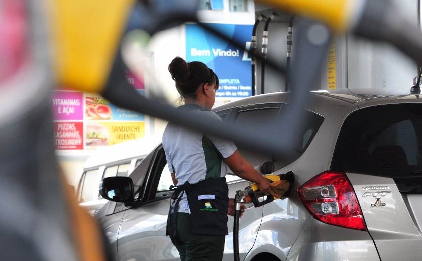 Preço da gasolina deverá cair nas refinarias, segundo Petrobrás