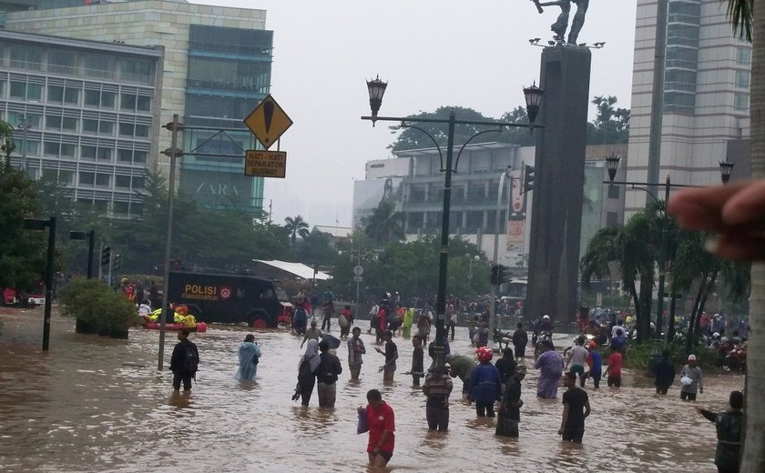 População de Jacarta, ex-capital da Indonésia, vive entre mar que sobe e terra que afunda