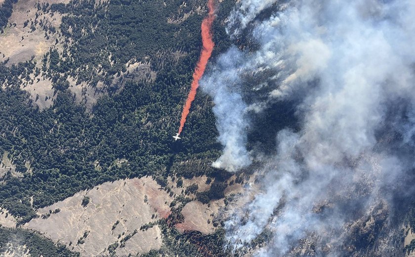 Quase 30 mil pessoas deixam suas casas em meio a incêndio florestal