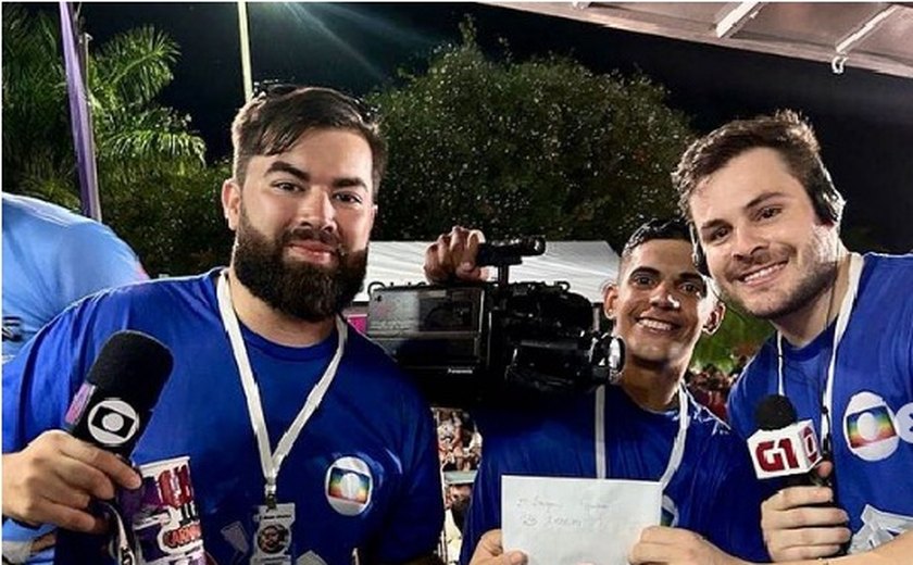 Amigos se fantasiam de repórteres da Globo e entrevistam foliões