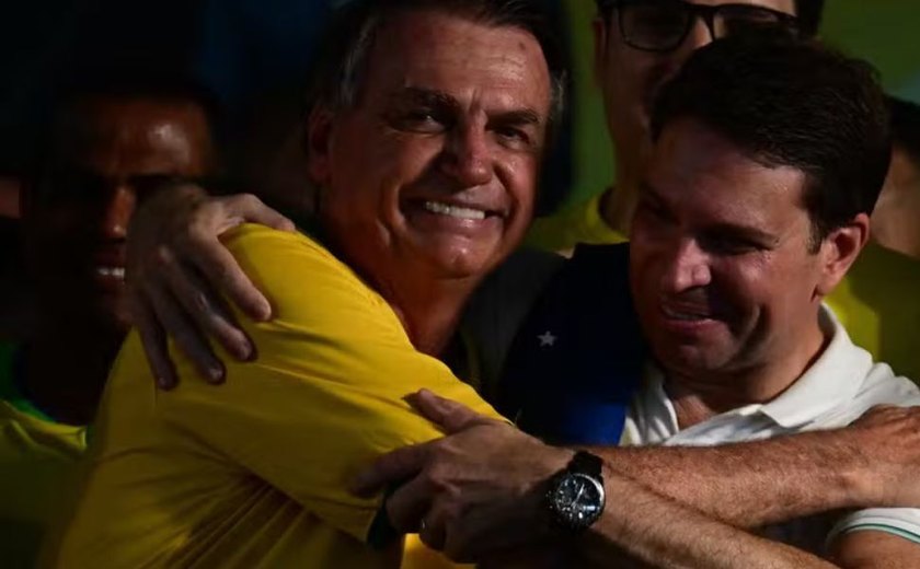 Ao lado de Bolsonaro, Ramagem adota discurso de perseguição e busca colar Paes em Lula