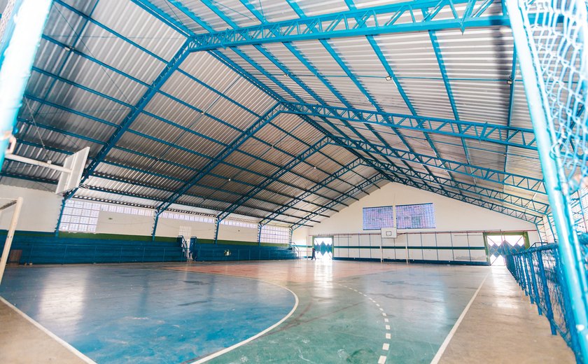Ginásio de esportes da Escola Nosso Lar passa por manutenção após saída de desabrigados
