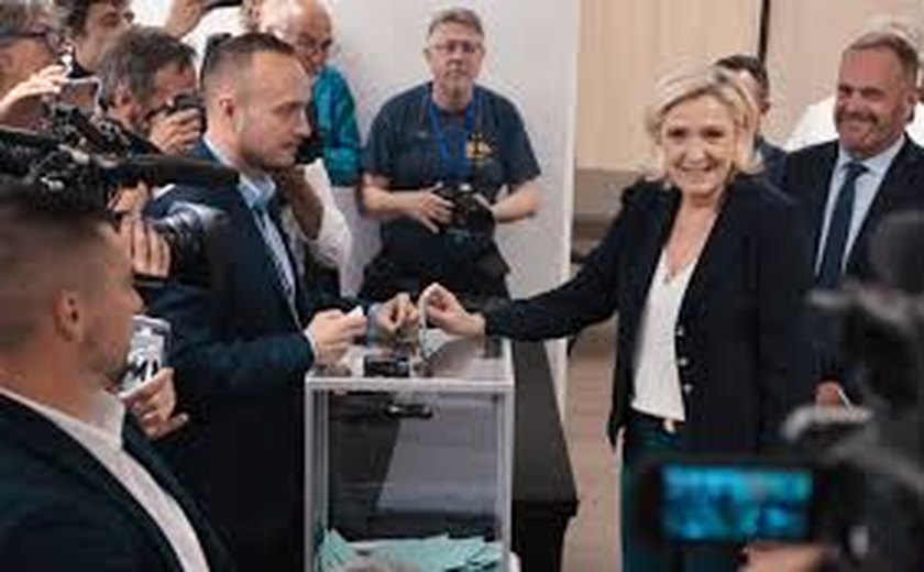 Eleições na França: desistência de mais de 200 candidatos impulsiona disputas diretas com a extrema direita no 2º turno