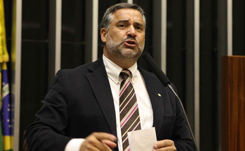 Líder do PT diz que foi ao &#8216;Lula Livre&#8217;, mas não em dia de sessão na Câmara