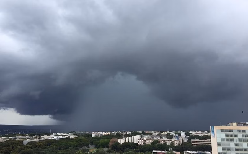 Temporal em Brasília faz chuva invadir plenário da Câmara dos Deputados