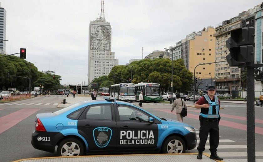 Homem é detido com arma nas imediações de local onde presidente da Argentina participava de ato