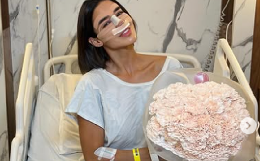 Ex-BBB Kerline Cardoso mostra rosto inchado e curativos após plástica no nariz