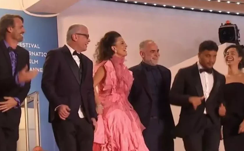 Karim Aïnouz lança 'Motel Destino' no Festival de Cannes; veja fotos do tapete vermelho