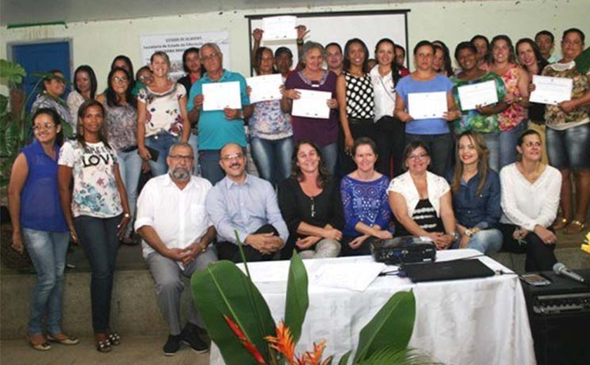 Alunos do Brasil Alfabetizado recebem certificados em Palmeira dos Índios