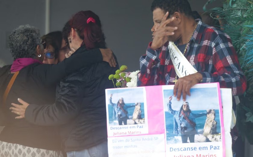 Corpo de Juliana Marins é sepultado em Niterói após tragédia na Indonésia