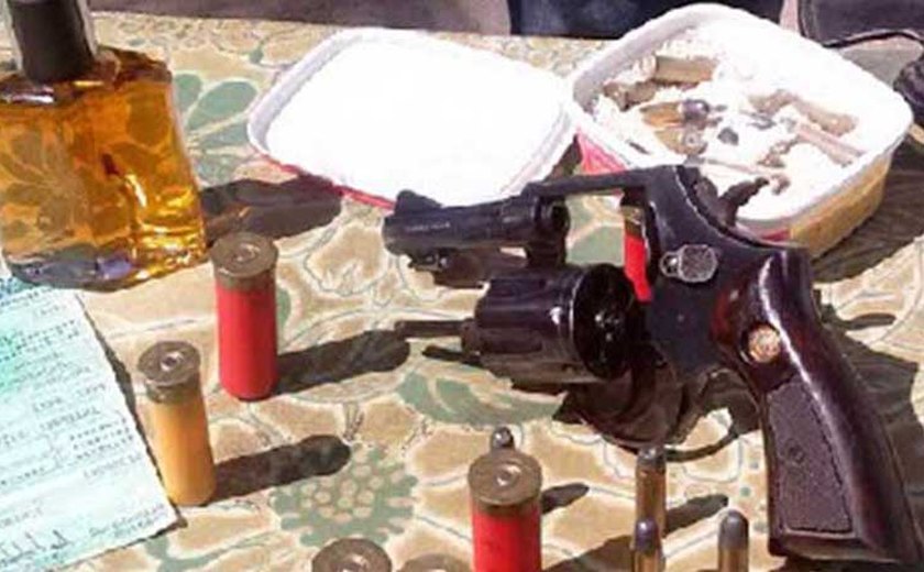 PC deflagra operação e prende idoso com arma e munições