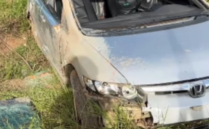 Veículo capota na AL-220 após motorista atingir buraco; cinco pessoas escapam com ferimentos leves