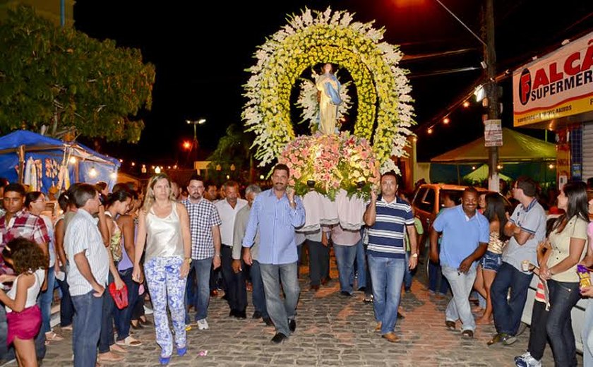 Procissão de Nossa Senhora da Conceição reúne centenas de fiéis em Limoeiro de Anadia
