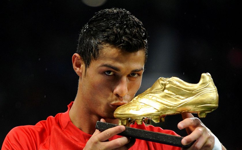Janela fecha com negociações de Messi e Cristiano Ronaldo e permanência de Mbappé