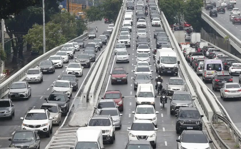 Reabertura de cratera na Marginal Tietê, em SP, provoca lentidão