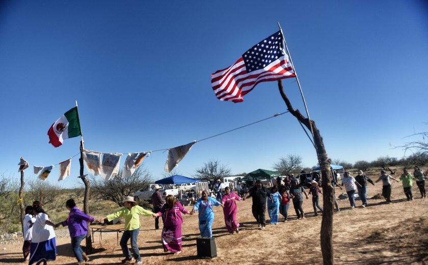 Tribo na fronteira do México com os EUA se ergue contra muro de Trump