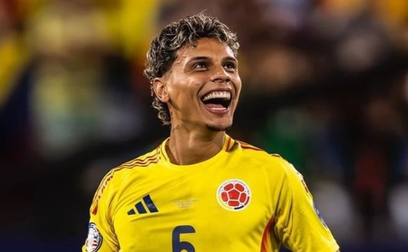 Richard Ríos deixa jogo da Colômbia de maca e preocupa o Palmeiras