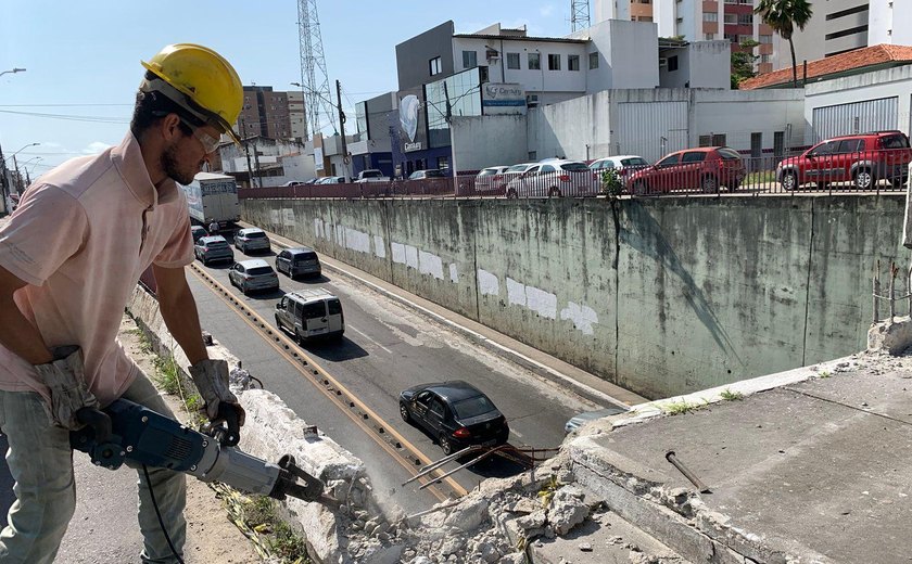 Avenida é parcialmente interditada para serviços de recuperação de guarda-corpos em viaduto