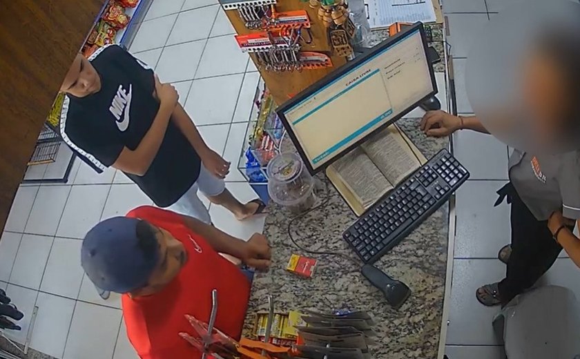 Dupla armada assalta conveniência em posto de combustíveis no Jacintinho, em Maceió