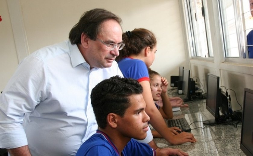 Laboratório muda rotina de estudantes da rede estadual de Santana do Mundaú