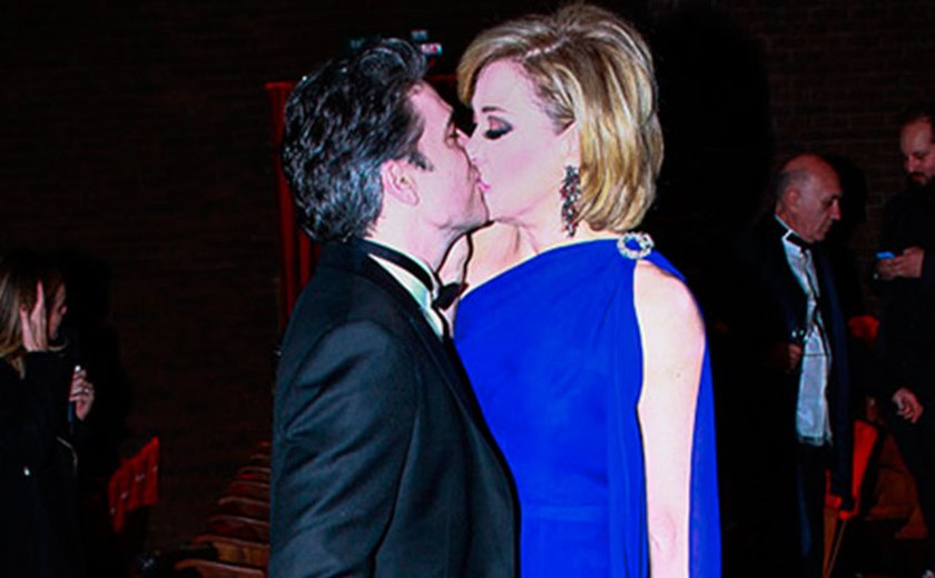 Claudia Raia recebe beijaço do namorado após musical