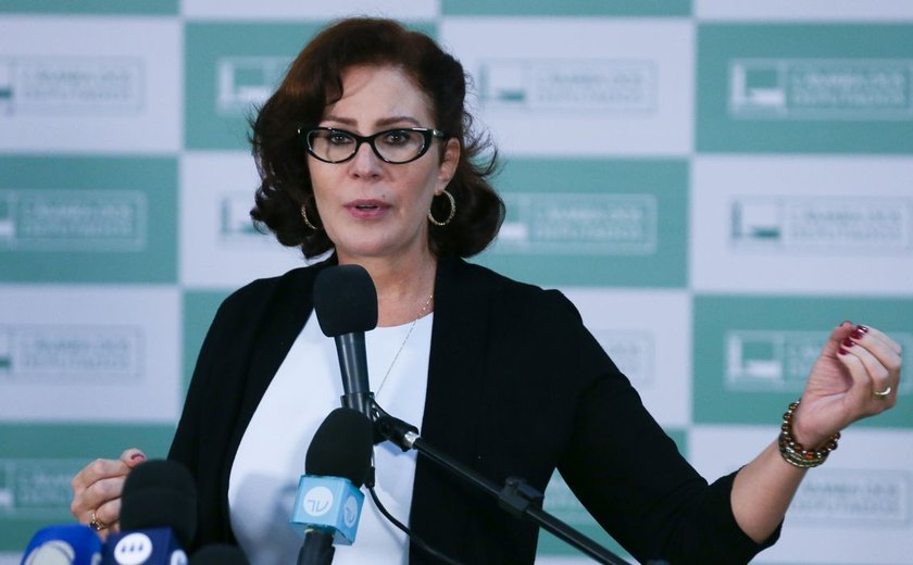 Depoimento de Carla Zambelli ao STF é remarcado para segunda-feira