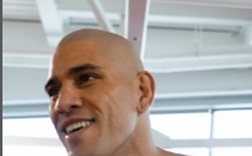 Poatan deixa rival desnorteado com nocaute incrível no UFC 303 e mantém cinturão