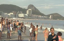 Tradição de passar o réveillon na praia começou com a Umbanda