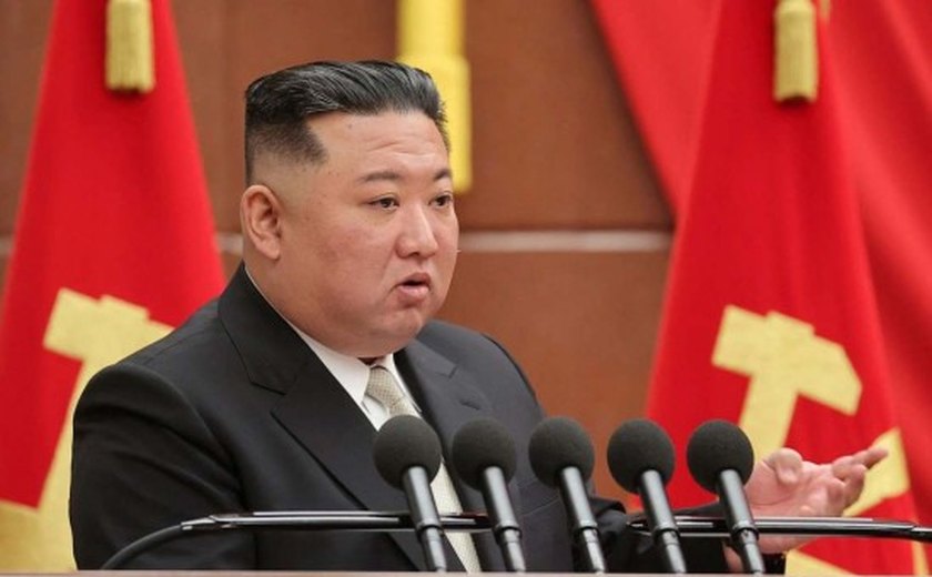 Coreia do Norte: Kim Jong-un entrega 250 lançadores de mísseis com capacidade nuclear