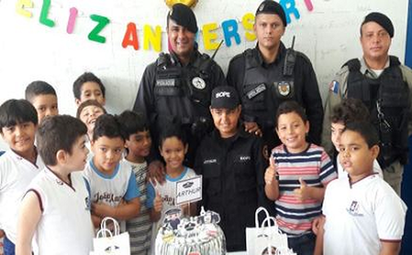 Policiais militares do 11º BPM participam da festa de aniversário do pequeno Arthur em Penedo