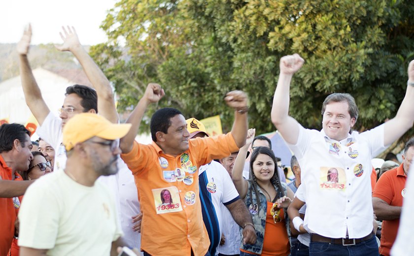 Julio Cezar faz última passeata em Palmeira antes da eleição com Nonô de atração