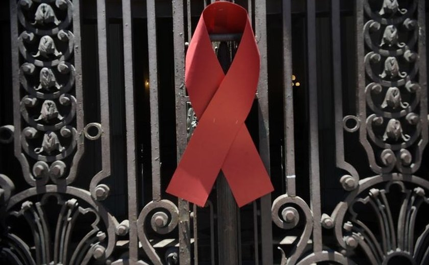 Pesquisa: brasileiros que têm o vírus da Aids sofrem com discriminação