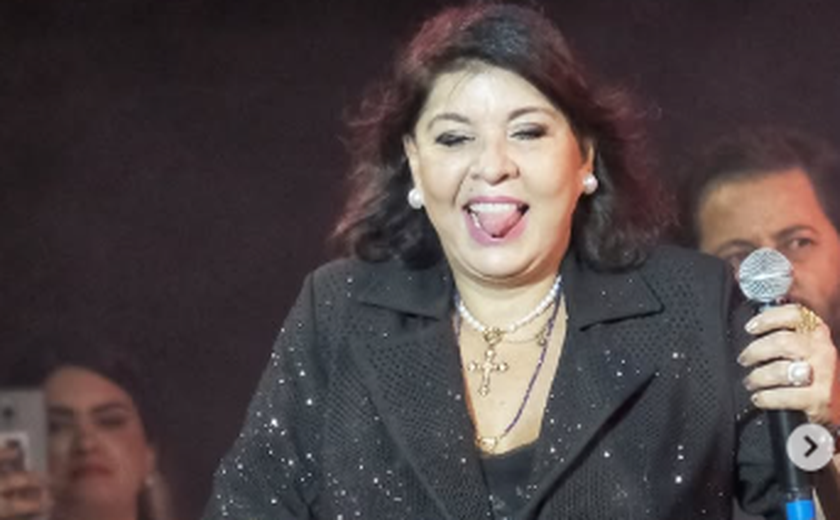 Roberta Miranda leva cão a entrevista e destaca 'suporte emocional' dado por ele