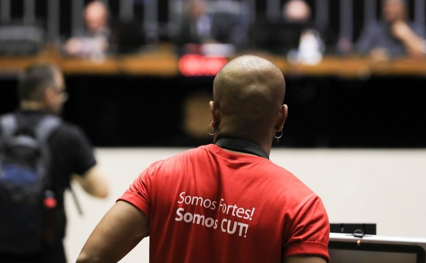 CUT completa 40 anos com desafio de garantir direito do trabalhador