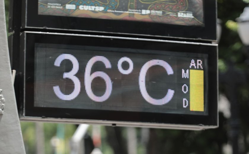 Chuva e calor nas escolas: 'crianças procuram o chão pra se refrescar'