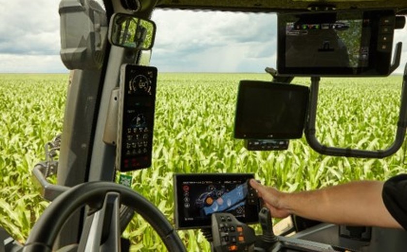 Alunos de escolas técnicas (ETECs) participam de aulas práticas com máquinas agrícolas com alta tecnologia da AGCO